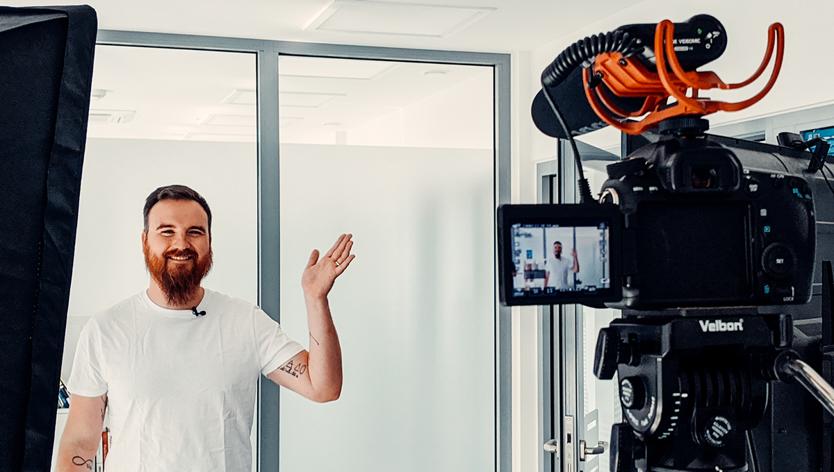 ArltTim's tweet photo. So sieht es hinter den Kulissen aus, wenn wir beim @Haendlerbund ein neues Video für unsere Mitglieder drehen! 🎥 Bald wird so jedes neue Mitglied begrüßt. 👋

#worklife #videoday #leipzig #ecommerce #Onlinehandel https://t.co/xvpgWfLZ99