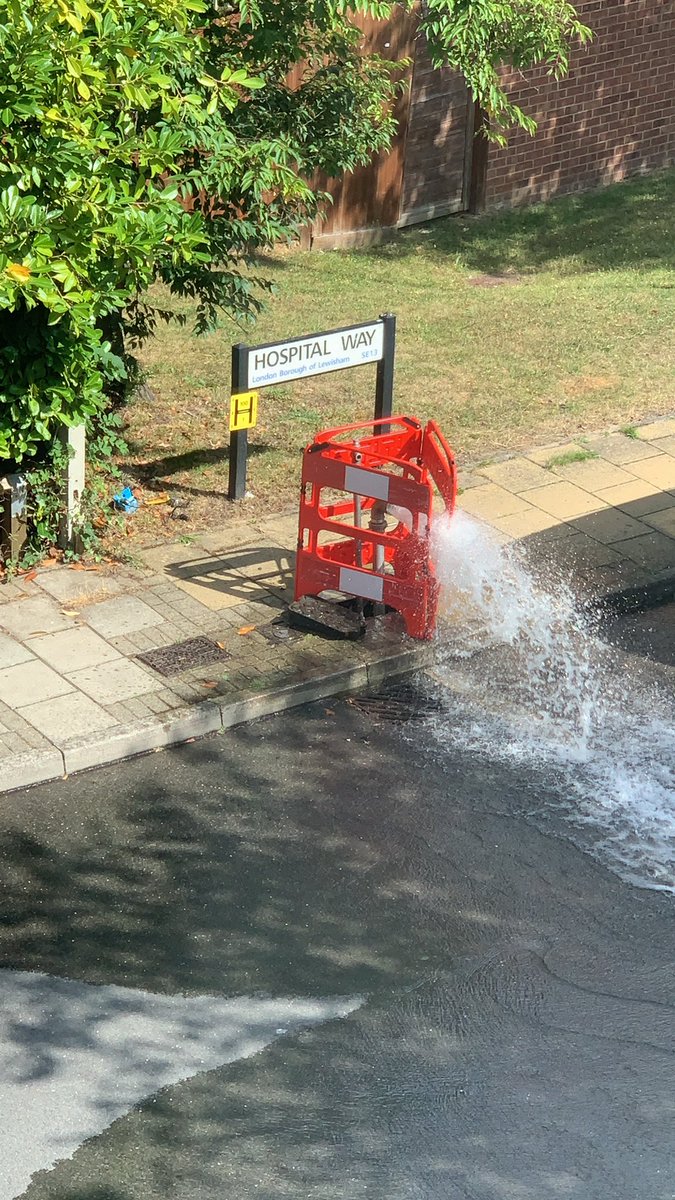 aliSTARcole's tweet photo. @thameswater save the waste! Please send someone to stop the flow...!! 🙈 https://t.co/hJ5RwRj03x