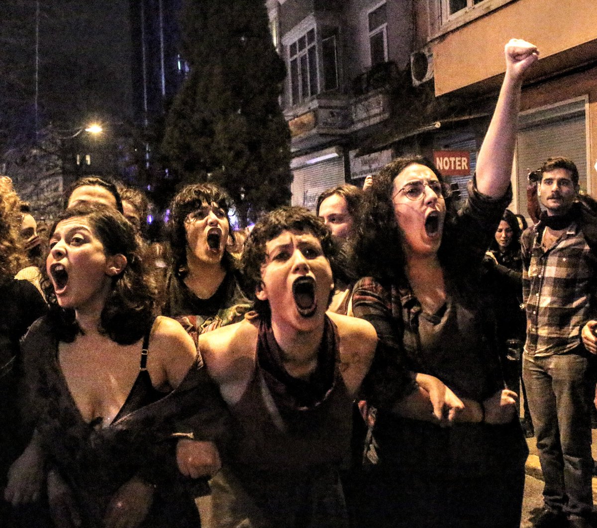 Kadınlar neden
mi, #İstanbulSözleşmesiniUygula diye haykırıyor?

1) Urfa'da 14 yaşında çocuk doğuran çocuğa babası, "kimden hamile kaldın?" diye sorduğunda, "bilmiyorum ya abim, ya da dayımdan... Ikiside tecavüz etti" diye cevap verdi. 

Geleceği #İstanbulSözleşmesiYaşatır