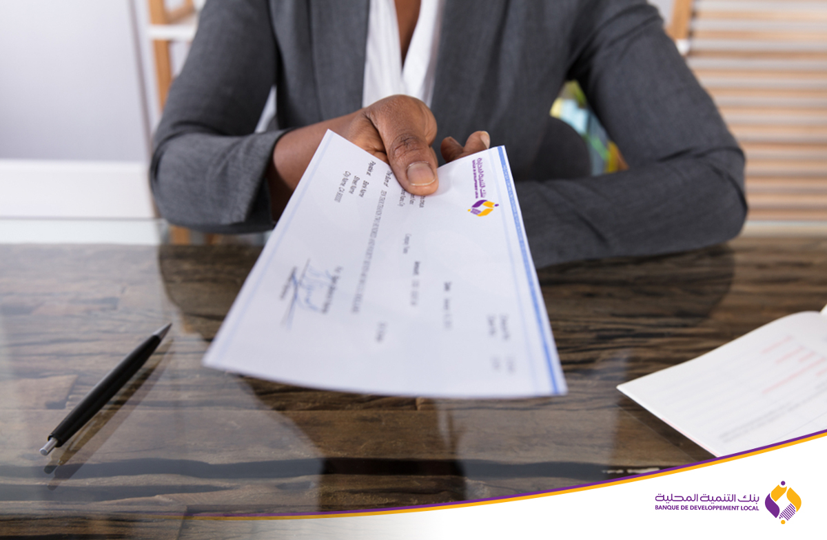 يمكن لزبائن بنك التنمية المحلية استعمال الشيك لسحب أموالهم من اي وكالة تجارية يرغبون فيها عبر كامل التراب الوطني، فكل وكالاتنا التجارية تقدم لزبائننا نفس الخدمات البنكية  التي تقدمها لهم وكالتهم التجارية أين قاموا بفتح حسابهم البنكي.