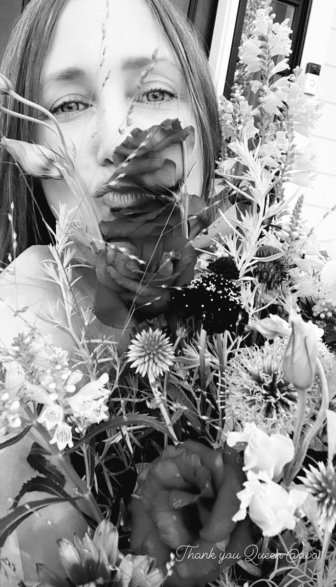 vernafingers's tweet photo. meu pai amado uma foto DELA com a planta e não só da planta é hoje https://t.co/B2YLYSmf37