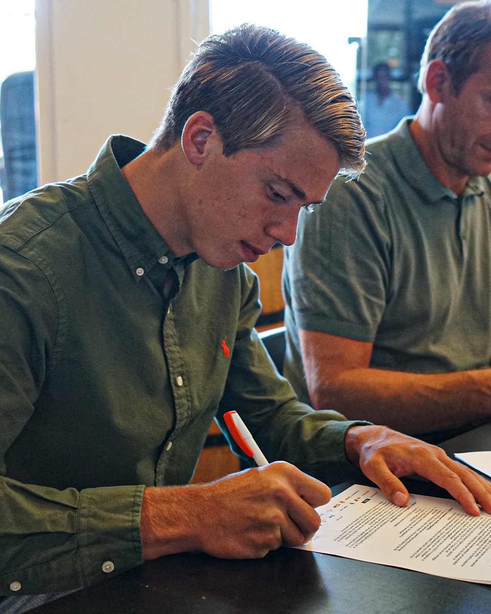 ✍️ Vandaag zette Niek den Heeten zijn handtekening op het papier!⁣
⁣
📝 Excelsior j̷e̷u̷g̷d̷o̷p̷l̷e̷i̷d̷i̷n̷g̷  -> 𝟭𝘀𝘁𝗲 𝗲𝗹𝗳𝘁𝗮𝗹!⁣
⁣
💪⚫🔴 #samensterk #niek2022