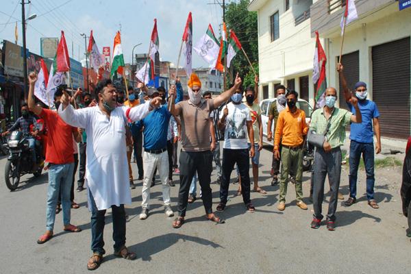 punjabkesari's tweet image. हमे जम्मू कश्मीर फिर से राज्य के रूप में चाहिये, हाथों में झंडे लेकर पैंथर्स कार्यकर्ताओं ने किया प्रदर्शन
m.punjabkesari.in/national/news/…

#PanthersParty #jammukashmir #statehood #kathua #protest