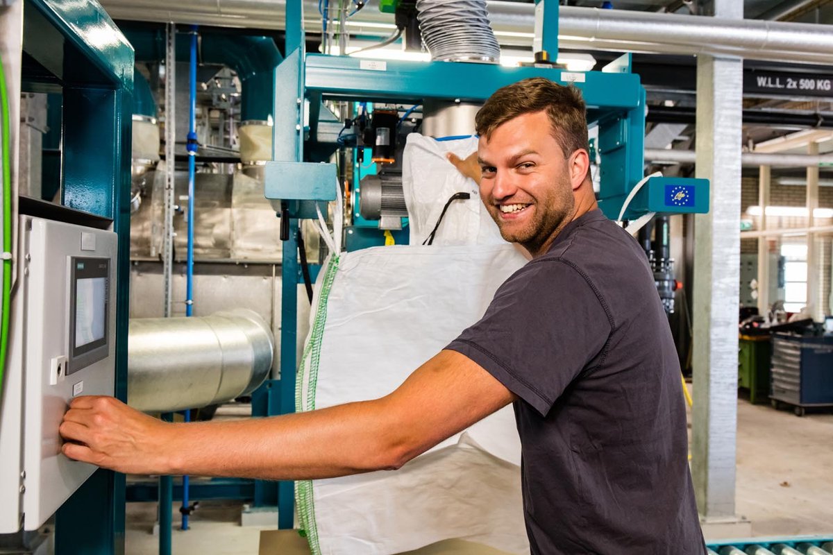 Ben jij een enthousiaste HBO-student #procestechnologie, #milieukunde, #microbiologie of #chemie? En zoek je een interessante afstudeerstage? Onze RWZI #Amersfoort zoekt iemand met een frisse blik! Iets voor jou? Bekijk hier de vacature: bit.ly/3gB2nFt