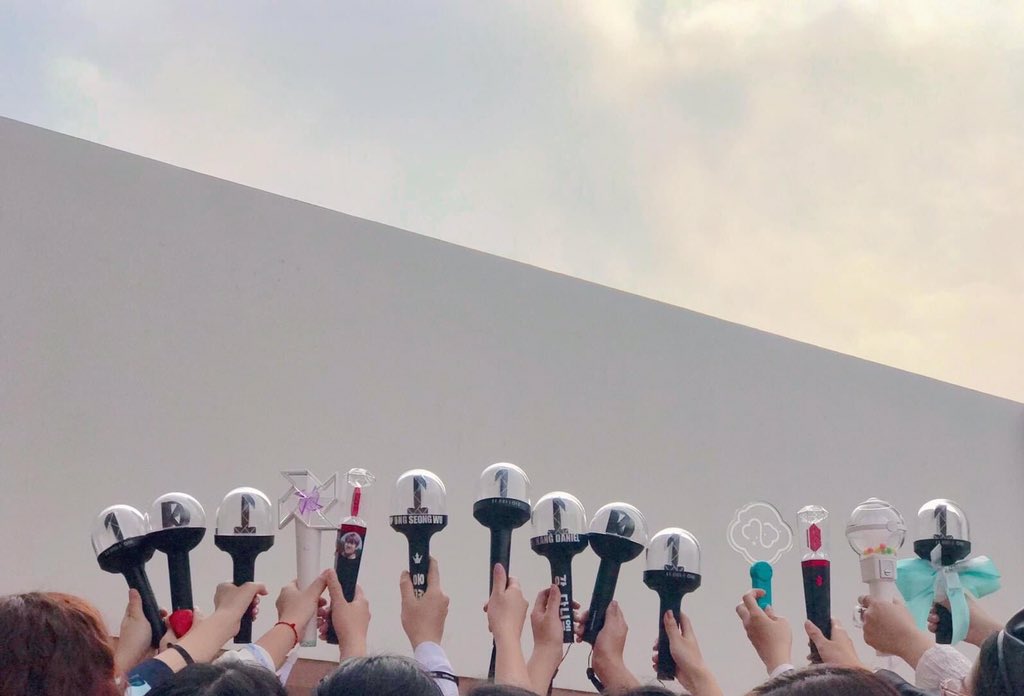 HoangAnna5's tweet photo. All my lovely Wannable, thank you for always stand beside me and wait for them. Our fandom is the best. I love you all, let’s do this together.

#우리워너원_3주년에도_사랑해
#ThreeYearsWithWannaOne https://t.co/FusPLFNY49