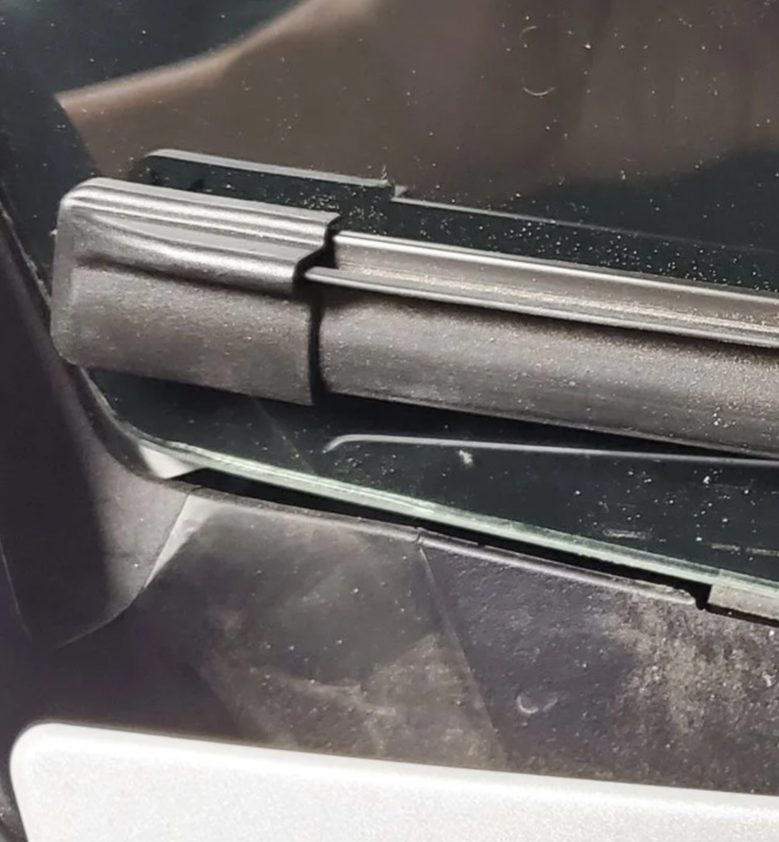 arnavmistry's tweet photo. @elonmusk @Tesla July 2020 build MY. Garbage quality. Water storage tank underneath? https://t.co/r0LfX569cx