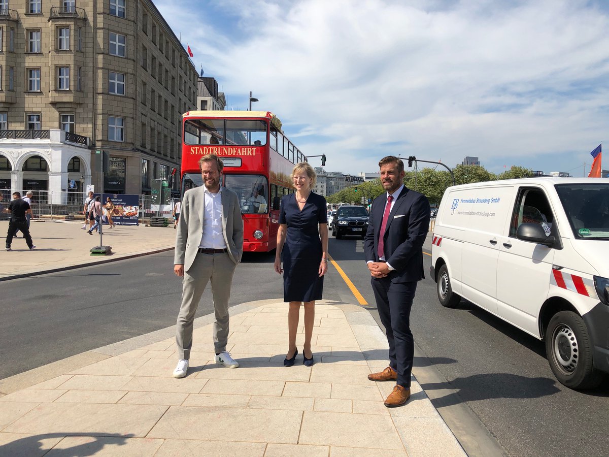 RTLNord's tweet photo. Der Hamburger Senat gibt bekannt: Ab Oktober soll der #Jungfernstieg in #Hamburg #autoarm werden!
Dann dürfen nur noch ÖPNV, Stadtrundfahrten sowie der Lieferverkehr über die berühmte Meile in der Innenstadt fahren. https://t.co/e5q1aGSQQs