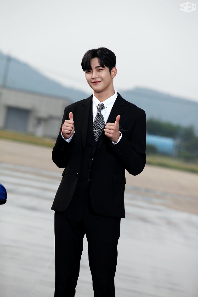 sarah89228's tweet photo. 우리 석우아 생일 축하해🎉🎉
#떼구르르_우리에게_온_로운
정말 너무 고생했다 아아아
#HAPPYROWOONDAY 
많이 많이 행복하게 하루를 온다고 https://t.co/QnaniEtyuq