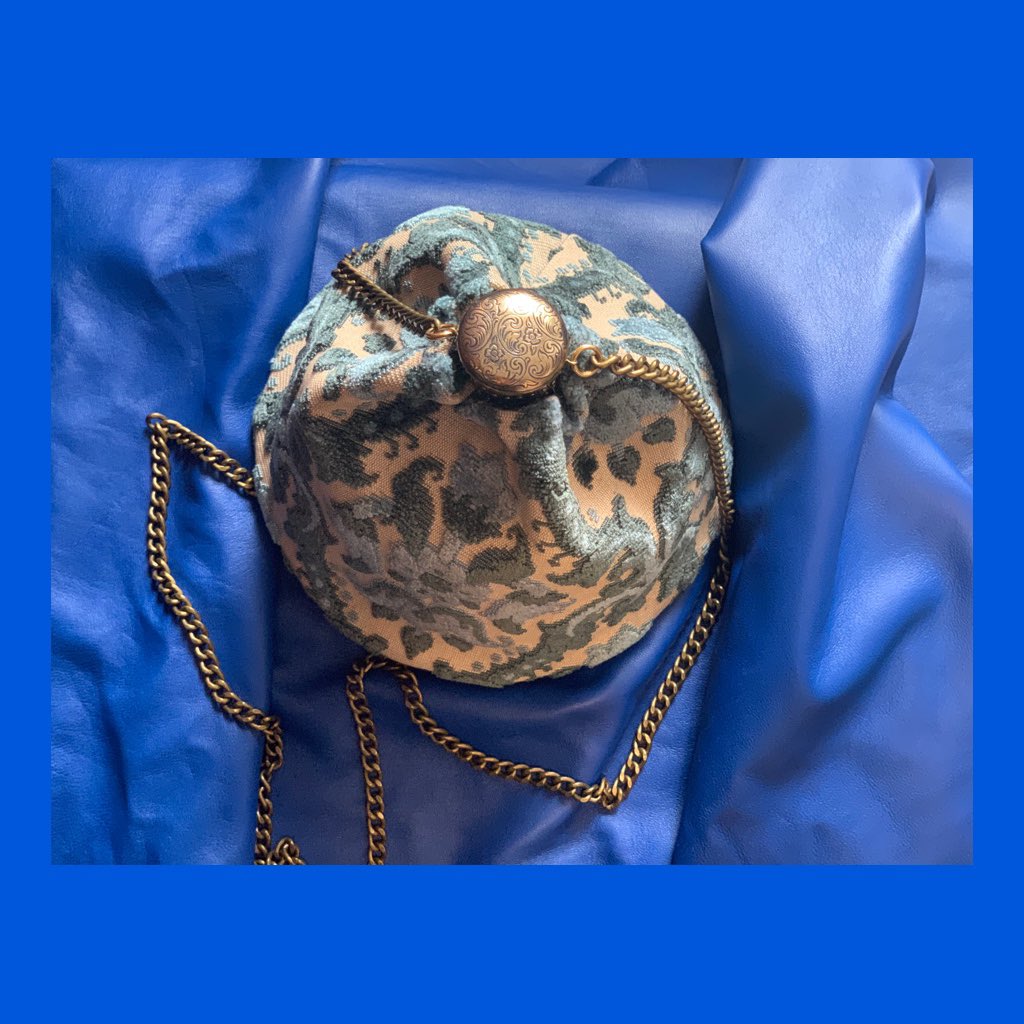 delaevalondon's tweet photo. Art, Life, Hope &amp; Music 💙
DELA ÉVA #BucketBag 
#Hope Handmade (Hand-#painted &amp; hand-#embroidery) #Facemask 
#vogueHope https://t.co/RMQMdSS6ol