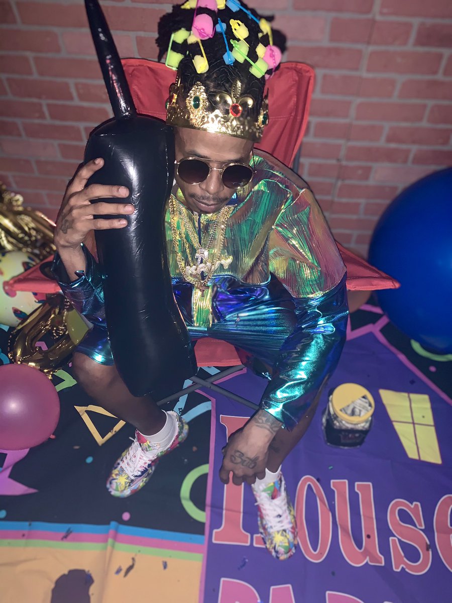 ForeverKavy48's tweet photo. The media promote the fake, they just stamping da shit.. You dont wana see me beefin' stop amping da shit! #DIRTY30🥶 #ITSMYGDAY🥳 #KINGDAY👑 #LEASEASON♌️🦁 #BDAYIN3DAYS🥳 #KAVY'SFREE👐🏾 #LLC👼🏾🤞🏾 #LLJAI🕊 #LLDRE🕊 #LLCHOP🕊♿️ #RIPLILCHUCK🕊🙏🏾 #LLROB 🕊 #4310‼️ #LLOURSOLDIERS🕊😇 https://t.co/v3giDWnWvR