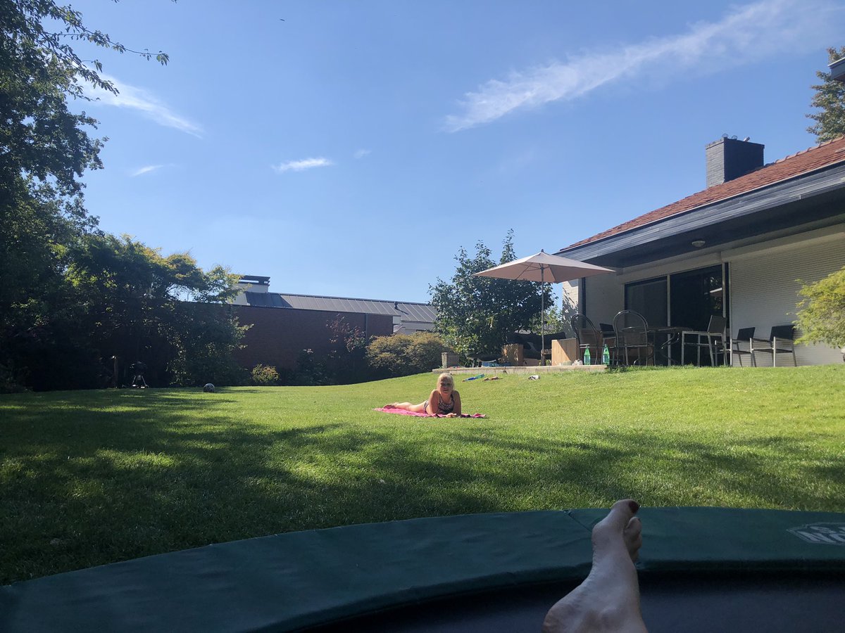 Ik zit even fijn te relaxen in de schaduw in de tuin...... best vol te houden zo!☀️🥳