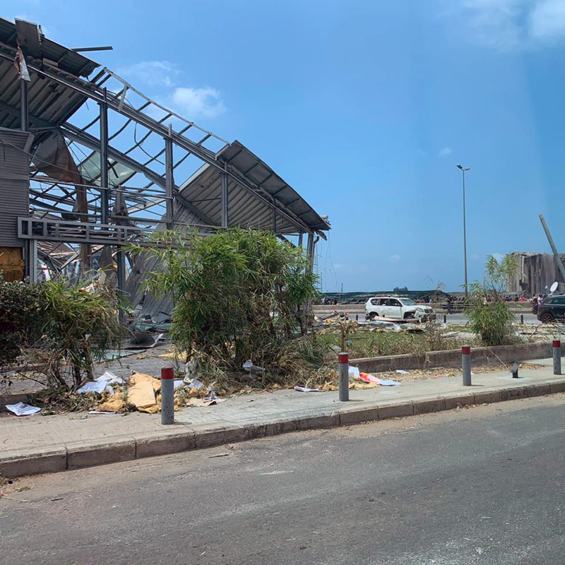 300.000 Obdachlose werden in #Beirut befürchtet. Die Zerstörungen erstrecken sich auf beinahe die Hälfte der Stadt.  Medizinische Teams unserer Partnerorganisation kümmern sich um Betroffene. Eine Suppenküche versorgt Menschen mit warmen Mahlzeiten. 👉bit.ly/3ifBwzu