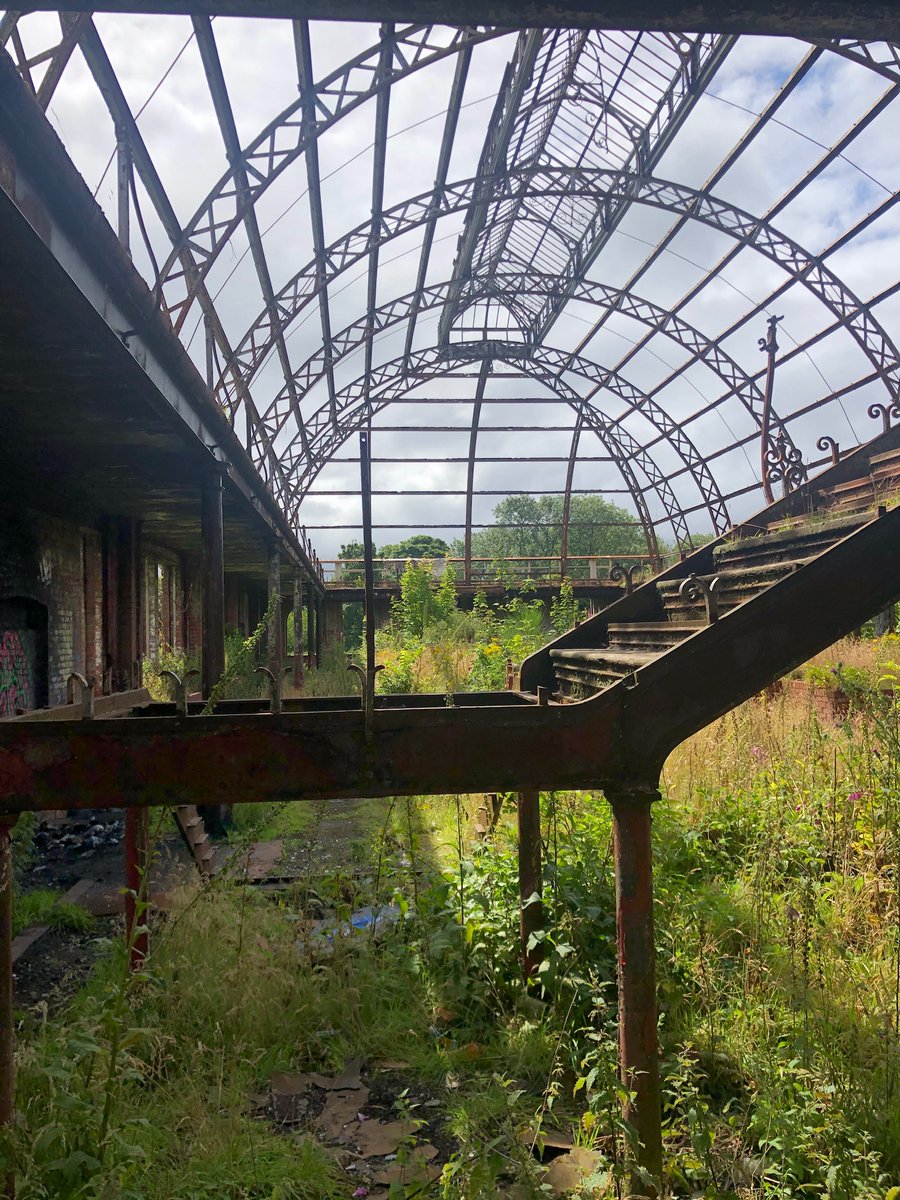 The glasshouse, the largest in Scotland, was supplied by Simpson & Farmer, who also built the glasshouse at Queen’s Park and the Winter Gardens in Tollcross Park. The main structure is of mild steel, wth elements of wrought iron and decorative internal structure of cast iron.