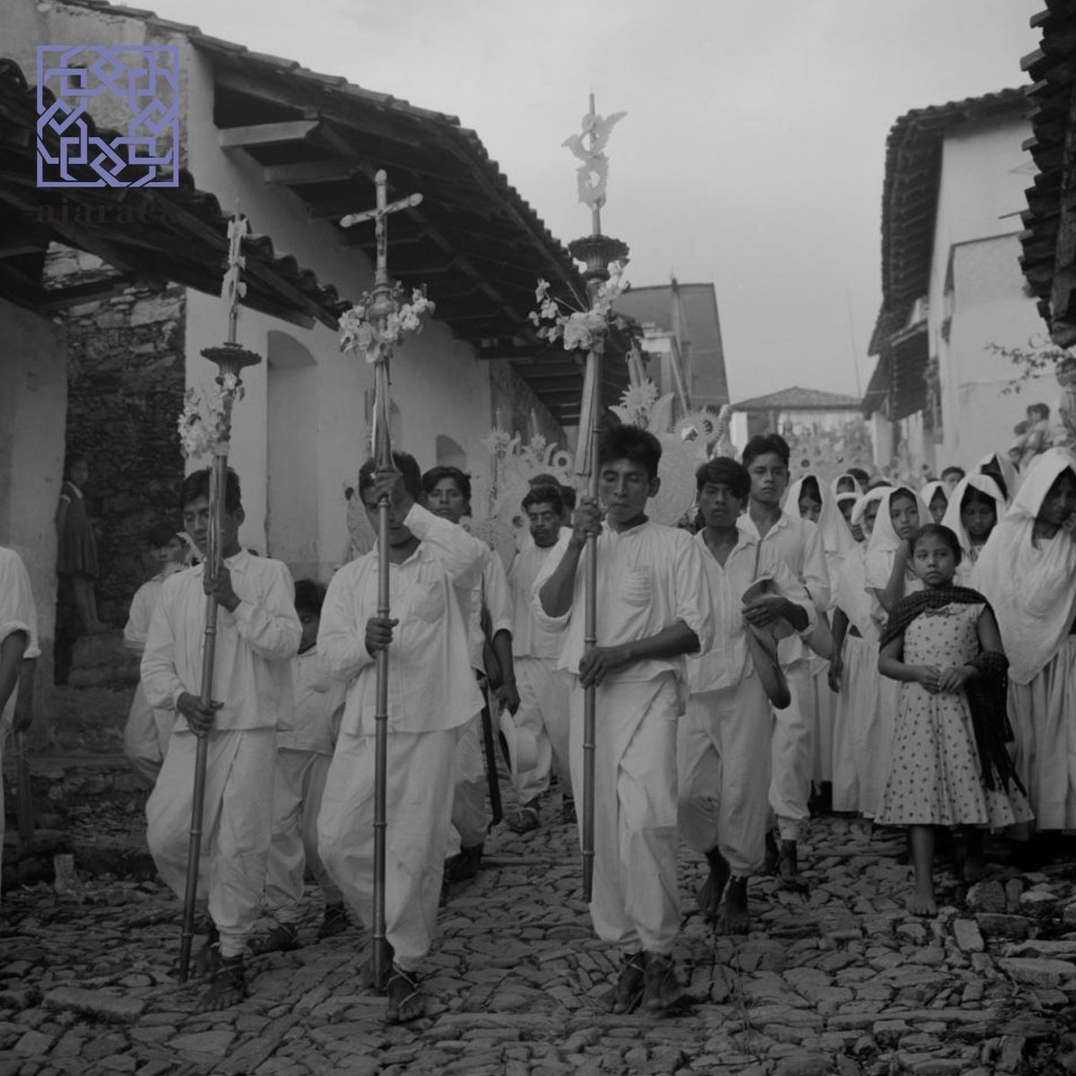 FAjaraca's tweet photo. #FiestadeSanSalvador Una gran riqueza de México son sus fiestas tradicionales, que rigen el calendario anual y la organización social de las comunidades. #RuthDLechuga reconoció su valor y registró cientos de ellas alrededor del país. Conoce algunas aquí: https://t.co/s1tUWnAMrM https://t.co/6BNCRwIWim