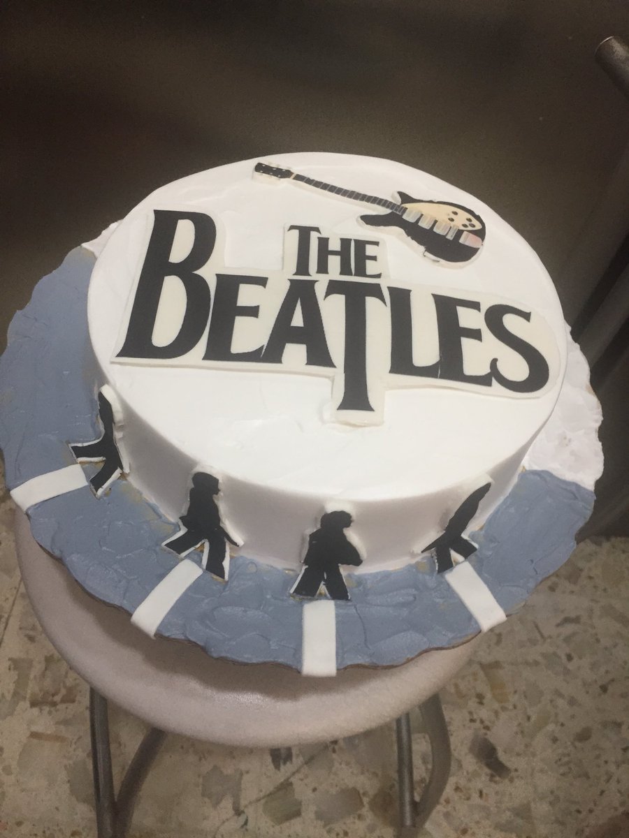 Tasnim42Tasnim's tweet photo. Nadie en esta tierra ha dejado de escuchar sus canciones y festejar sus cumpleaños con este grupo icono; happy Birthday 🎊🎉🎂 gracias Sra Brenda por la confianza!
#halal #cdmx #mexico #narvarte #vertiznarvarte #beatlescake
#happyBirthday #playforbeirut #chilesennogada #cakes https://t.co/9Ig3nzf4Pl