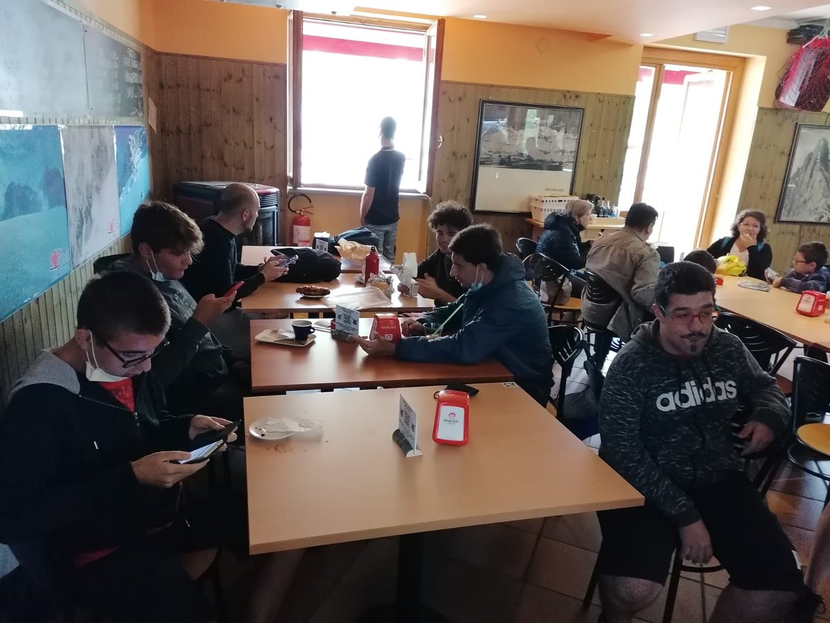 FiorettiPiero's tweet photo. ‼️ #oggi i coraggiosi esploratori di #autismoabruzzo hanno sfidato le intemperie‼️

📣 #Cavalli, paesaggi incantati e buon #cibo 🏔

➡️ Infine una esperienza suggestiva: abbiamo attraversato  le #nuvole ☁️ 

#montagna #amica #accessibilitàuniversale #associazioni #sinergia https://t.co/r2J8mSHO1U
