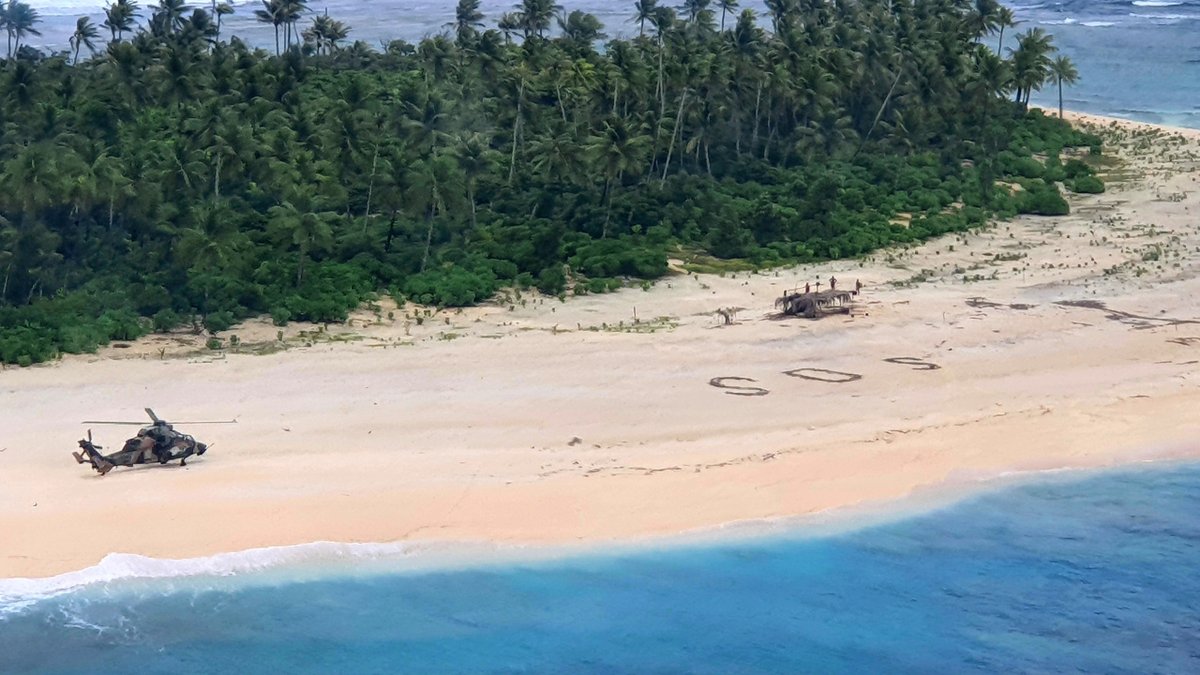 In a scene out of Castaway, or Gilligan’s Island, three #sailors stranded on a tropical island write SOS in sand.
#PikelotIsland #micronesia
bit.ly/30y7n8t