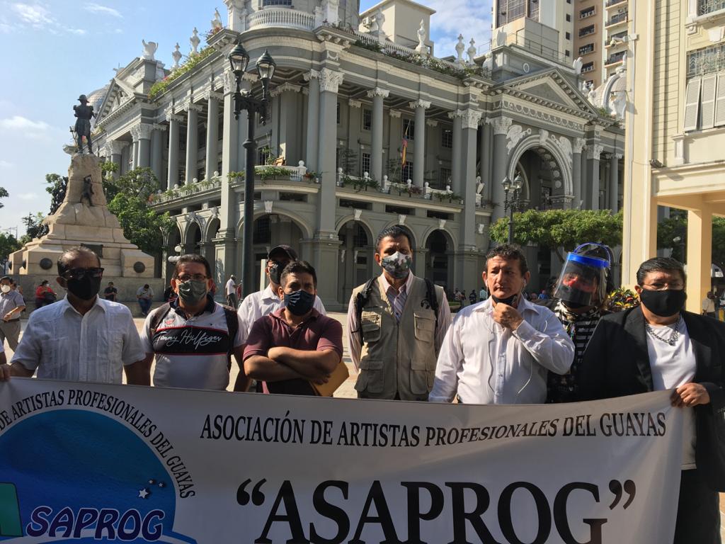 sucrenoticiasec's tweet photo. Integrantes de la Asociación de Artistas Profesionales del Guayas #ASAPROG, realizaron un plantón pidiendo audiencia a la alcaldesa de #Guayaquil, @cynthiaviteri, para que sean tomados en cuenta en la reactivación económica de la ciudad.

#SucreEnLaNoticia https://t.co/izzPM5V17R