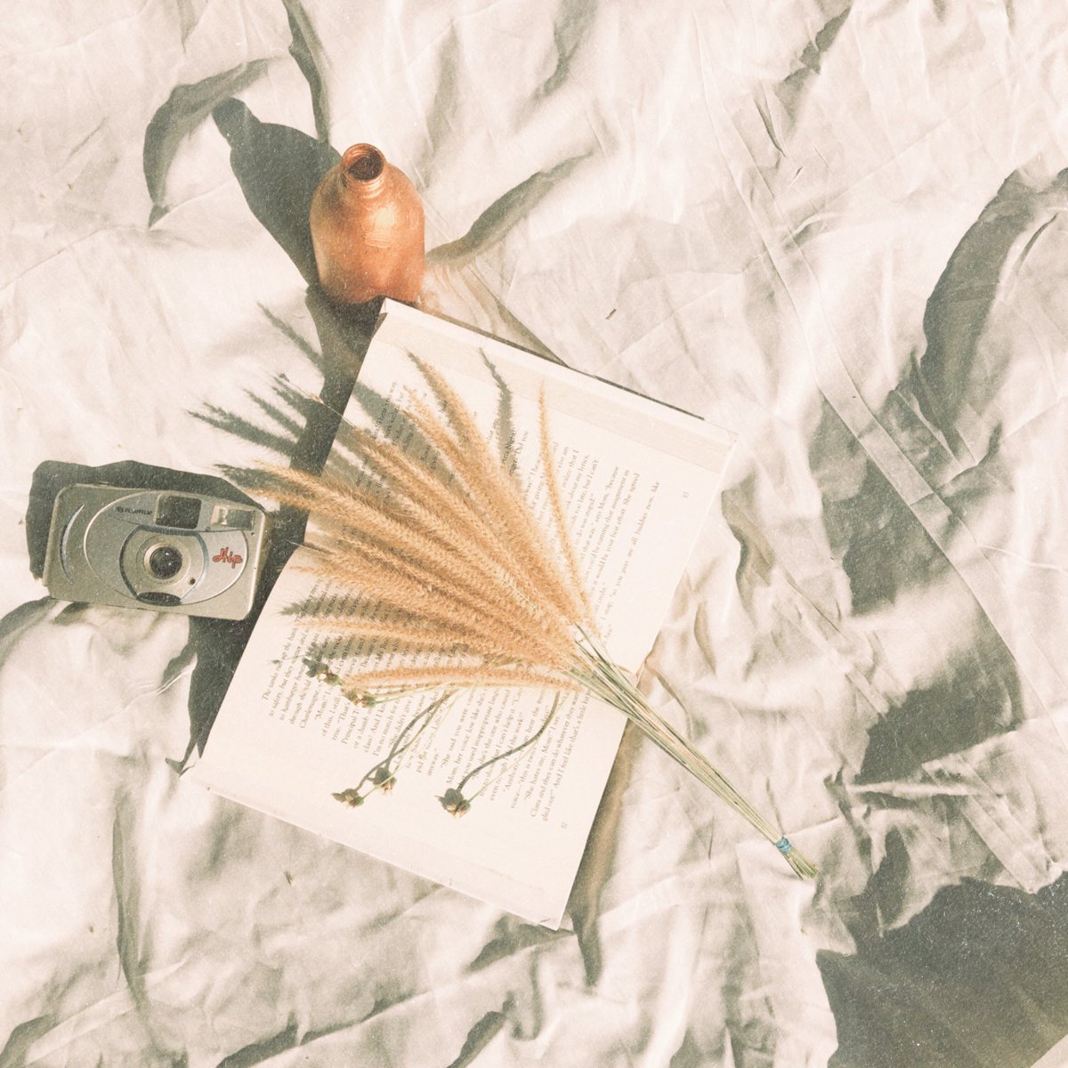 templateapp's tweet photo. Summer vibes 🌾📖📸 by @dhykaesthetics, edited using Gallery Template 1 from the new Print pack #templateapp https://t.co/WvAGTGylJt
