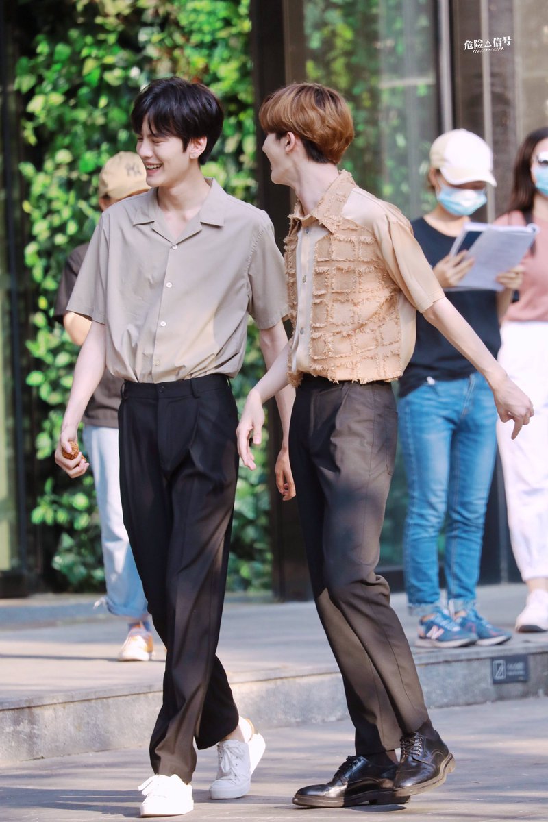 bitingslove's tweet photo. they look like a couole walking around the amusement park 😂
©危险信号·
#毕廷 #BiTing #ปี้ถิง #毕雯珺 #朱正廷 #BiWenjun #ZhuZhengting #NEX7 #Top59 https://t.co/5KL6LqQYg2