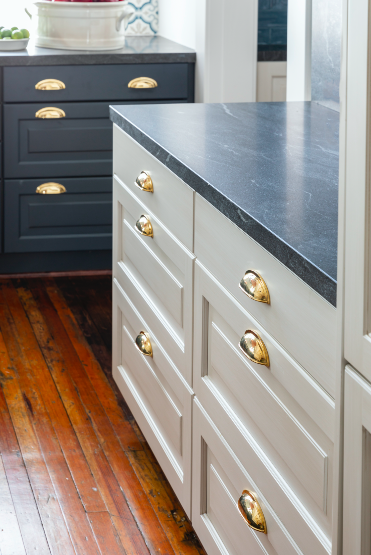 billstubbsMOL's tweet photo. Drawers or cabinets? Finger pull handles or push-to-open drawers create a different look and add functionality to your kitchen. What works best for you? https://t.co/STBwArlLAU