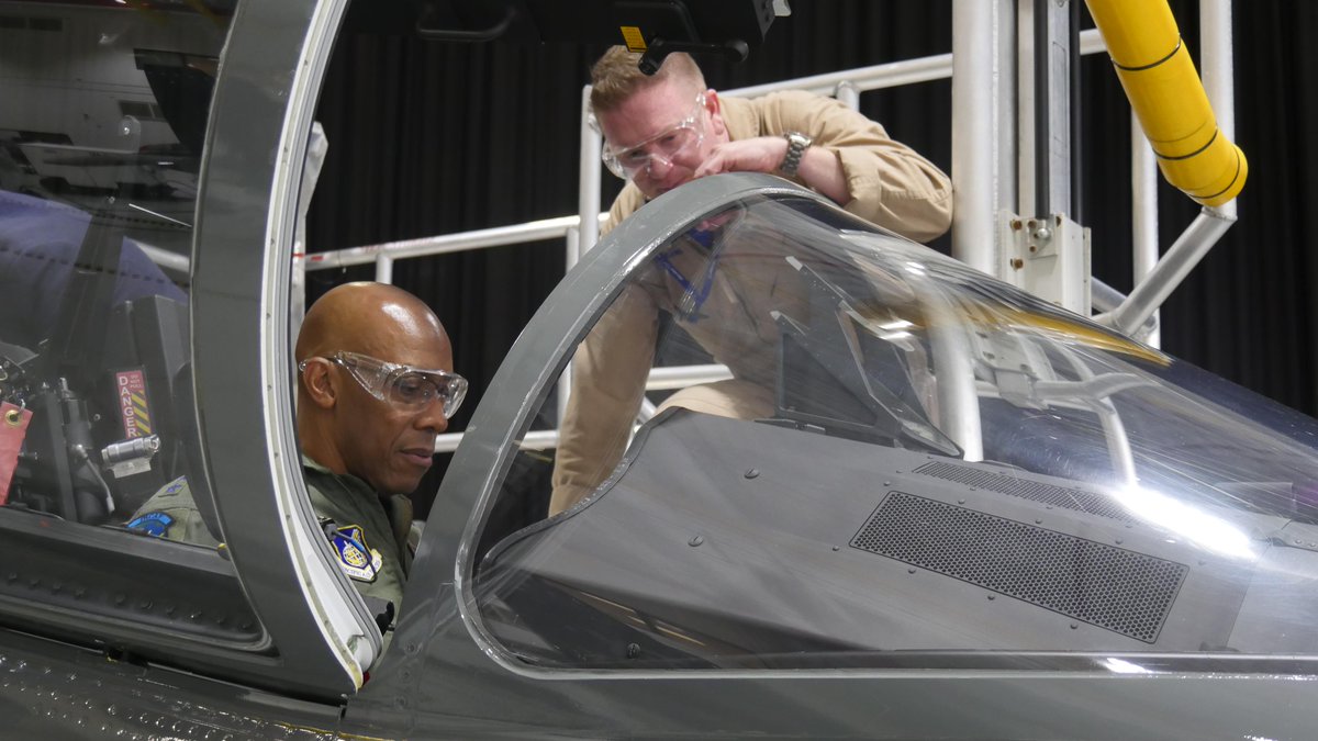 Boeing Defense Tbt To July 29 19 Newly Sworn In Usairforce Chief Of Staff Gencqbrownjr Toured The Boeing Stl Site And Visited The Cockpit Of The Boeing Saab T7a Red Hawk