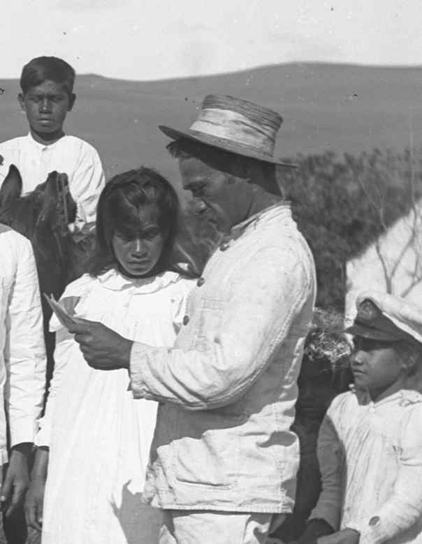 Daniel Teave (1872, desaparecido 1914), uno de los líderes intelectuales de la revolución, fue deportado al continente sobre la Baquedano. Nunca más se supo de él. Los archivos no existen. No hay noticias de su llegada al continente, ni de su destino allá...