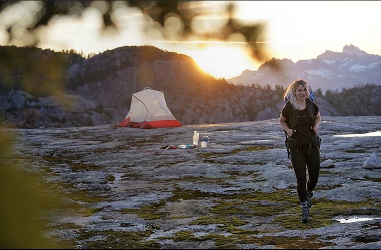 ChelsReistDaily's tweet photo. ( photo ) 📸 —>
on @chelseyreist , with caption;

“mornings are for mountaintops.
i don’t make my bed, i pack my tent.
#lilsasquatch “
•
•
•
#chelseyreist #chelseyreistdaily #harpermcintyre #kelseyatkins #the100 #marper #narcoleap #benchwarmers2 #instamodel #update #beautiful https://t.co/hgtTp0qlBY