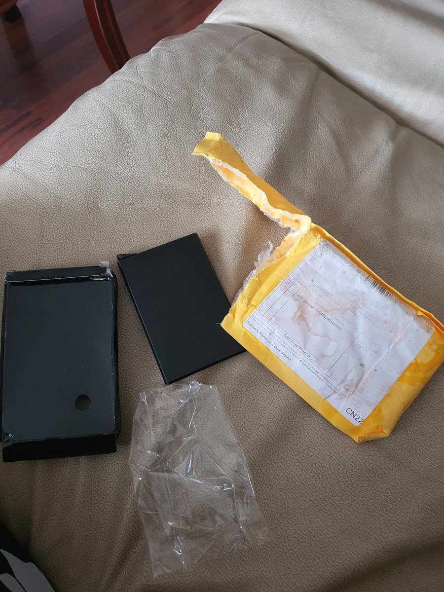 AnaidNHernandez's tweet photo. Ahorita llego un paquete de china y pensando que era algo que  había pedido lo acepte. Lo abrí y no tengo idea de que es, en la descripción dice "card package" lo busque y solo encontré que es una aplicación y embalaje. Es algo que no pedí y solo dice que lo envía China post. https://t.co/qWrmKGnokt