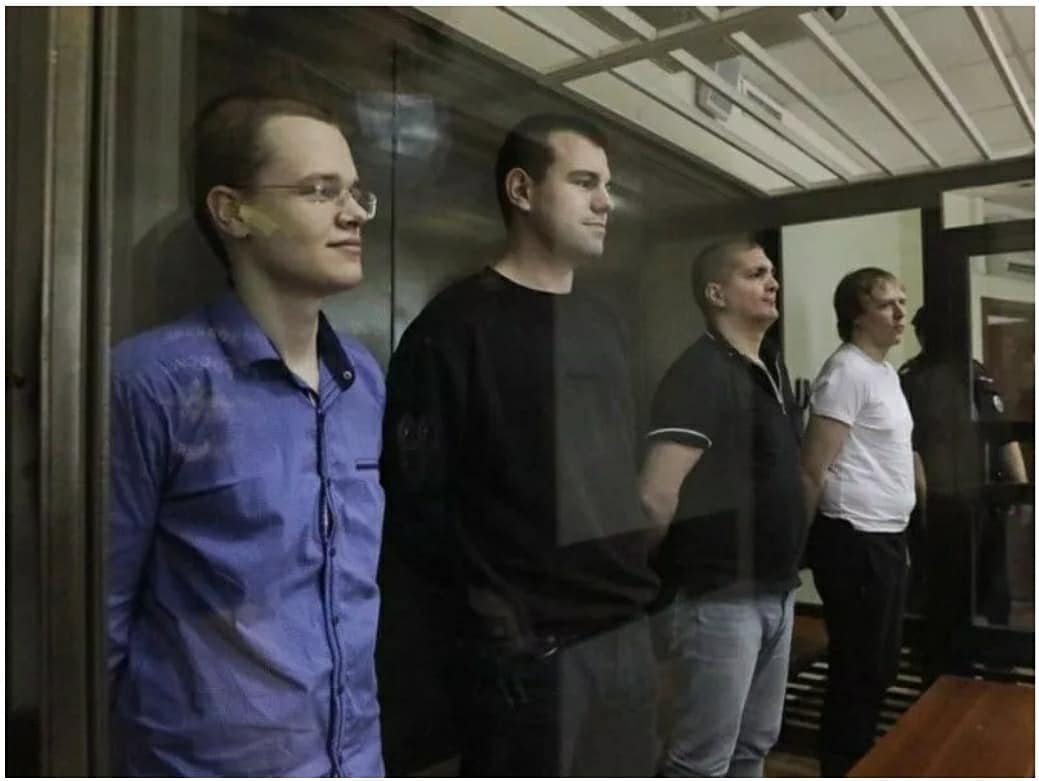 advokat_stupin's tweet image. В доверие группе молодых людей и девушек втирается сотрудник спецслужб,предлагает им написать устав с целью создания "экстремистской организации" для смены власти, предлагает съездить в лес потренироваться пострелять.А потом тех, кто поверил сотруднику спецслужб, арестовывают.