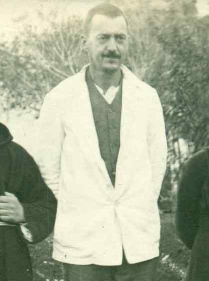 Pequeña victoria estratégica. El enemigo, la Compañía, perdía gran parte de su poder. El Estado entraba presencialmente a Rapa Nui. Y se formaba un orden triangular: Vives Solar (poder estatal), Edmunds (poder económico) y el pueblo rapanui (músculo).