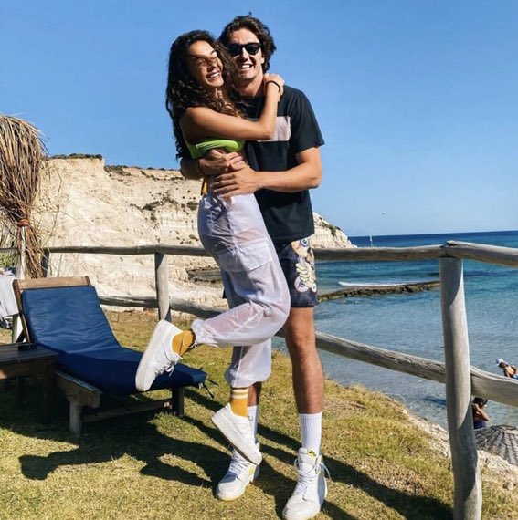 Bugün bu foto geldiğinde dışarıdaydım ve yeterince yükselemedim ama şunu söylemeliyim ki sürekli açıp inceliyorum. Geçmişte ne olduğu gelecekte ne olacağı umrumda değil şuan o kadar güzeller ki gözümü alamıyorum yahu fotoğraftan huzur taşıyor 😻
#EbruŞahin #CediOsman