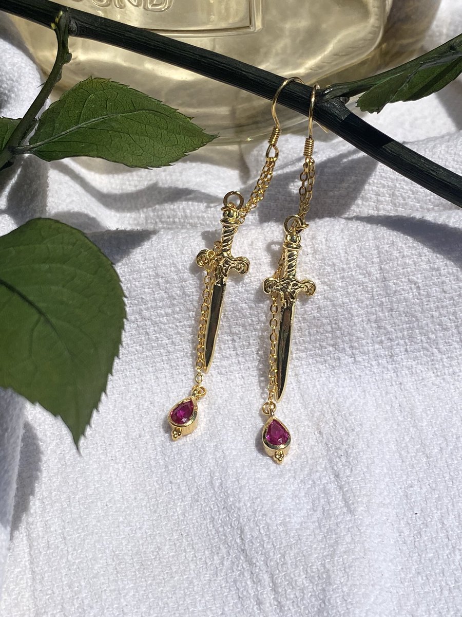 3lromo's tweet photo. hi!!! im elena and i make pretty things!! all my jewelry is gold plated and handmade by me✨
it costs 0 dollars to RT my work and support for possible customers💓 all these and more items are avaliable on my depop, linked below!!🗡 https://t.co/HRN7PwzID8