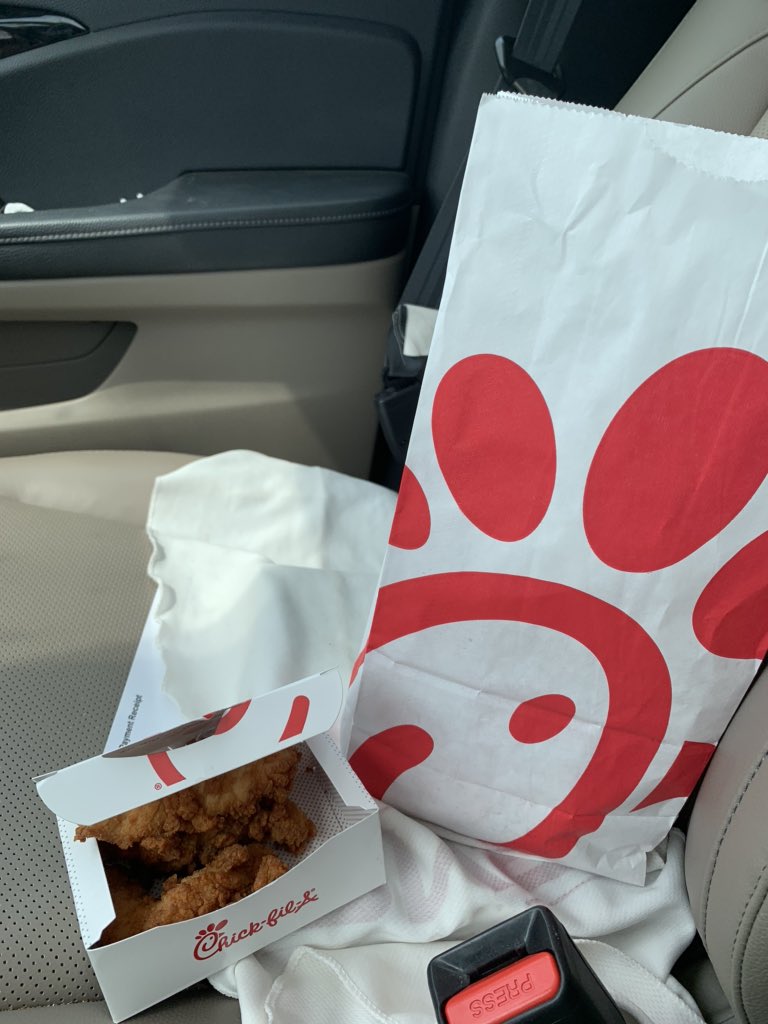 kwwhite7's tweet photo. Sometimes your players speak of great lunch ideas so much that long after your day winds down, you go indulge in the same food they probably did hours before! @angie_moore33 https://t.co/B4MG4beLrG