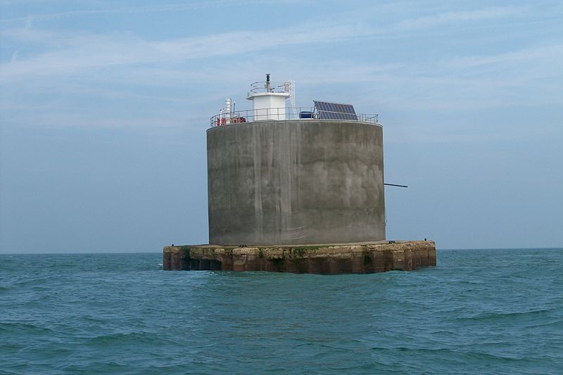  #ThursdayThoughtsNab Tower has been a prominent structure marking the deep water entry of The Solent. Helping guiding shipping around the channels of Portsmouth and Southampton.Nab Tower however was built for another purpose during World War One.