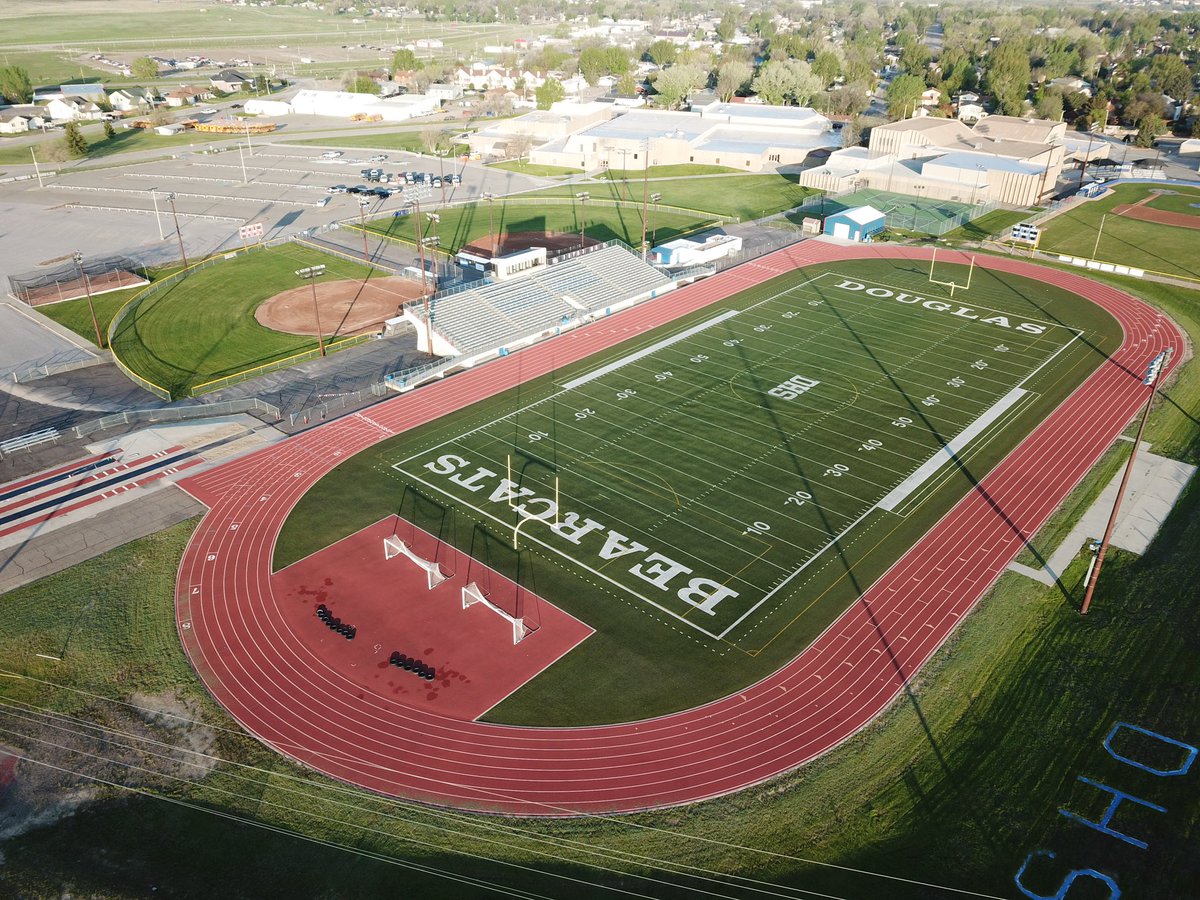 jdeaster11's tweet image. A little @FieldTurf &amp;amp; @BeynonSports Before &amp;amp; After of this💎!👀😯 A major change in scenery and an amazing project with a great customer!😳We thank DHS and its Administration for their trust in us! #leaveitallonthefield #makingfastlookgood 🏈 🏃‍♀️ 🏃 #thankyou