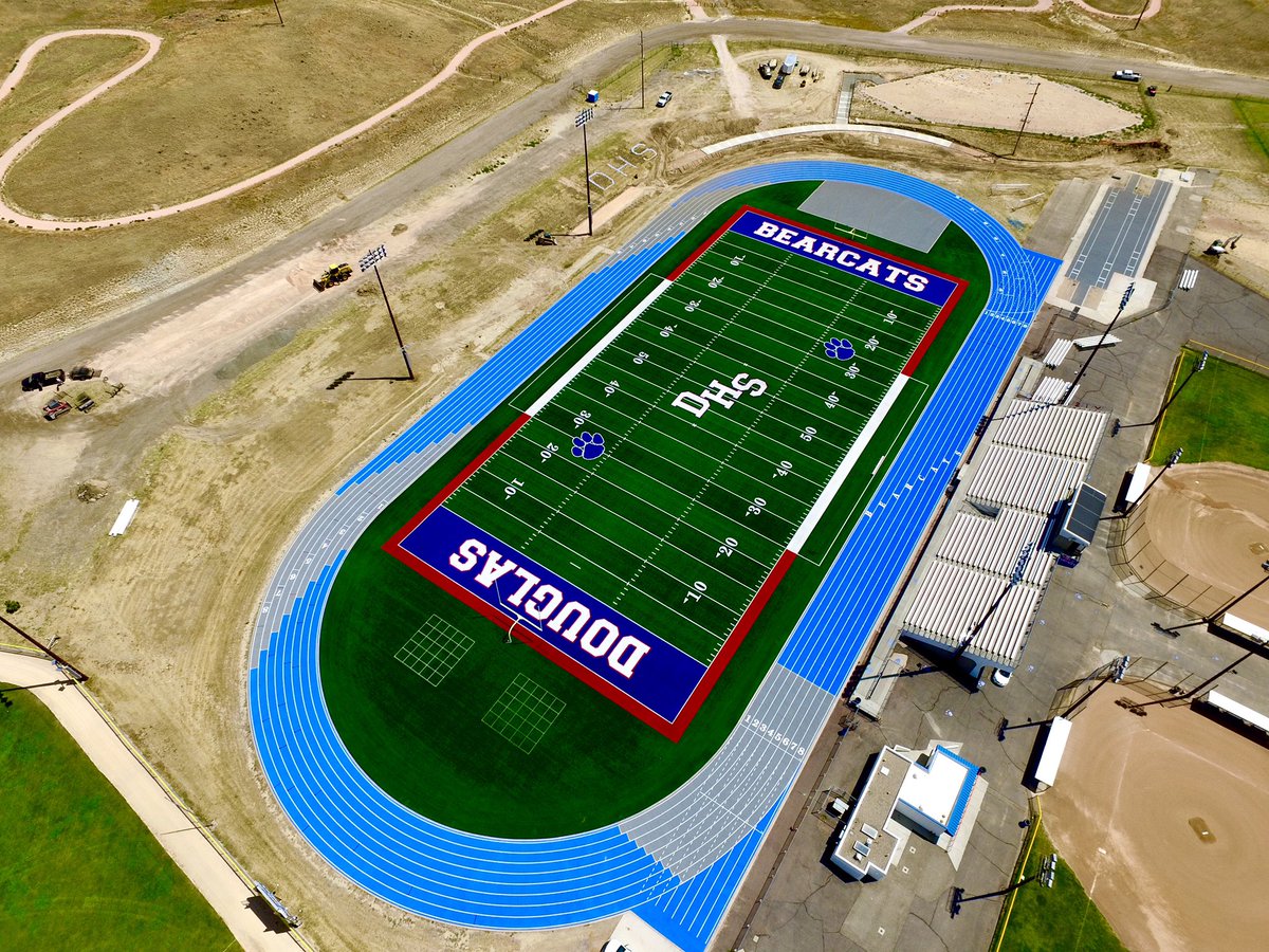 jdeaster11's tweet image. A little @FieldTurf &amp;amp; @BeynonSports Before &amp;amp; After of this💎!👀😯 A major change in scenery and an amazing project with a great customer!😳We thank DHS and its Administration for their trust in us! #leaveitallonthefield #makingfastlookgood 🏈 🏃‍♀️ 🏃 #thankyou