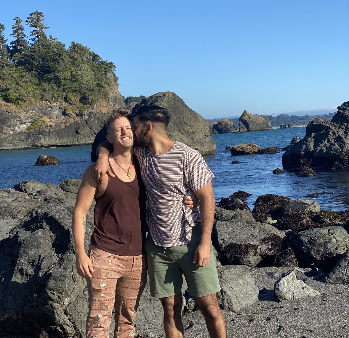 Hey young queer science geeks: this summer I got to go tide pooling with a cute boy (my partner!) and wore a fun dress while I did it. Life can be pretty  ooo sometimes and I hope you get to find your bliss. 👏🏼 *middle finger to rep birds* #queerinstem #LGBTQIbaes #lgbtinstem