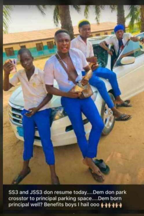 cutekimani's tweet photo. E be things oh!
E  DON SHOCK PRINCIPAL, AS SS3 BOY RESUME SCHOOL WITH VENZA, DEM SAY MAKE E COME CUT GRASS E SAY MAKE PRINCIPAL CALL ABOKI HIM GO PAY......  ........🤣🤣.        .  . . . . . https://t.co/LS9BHVZl1b