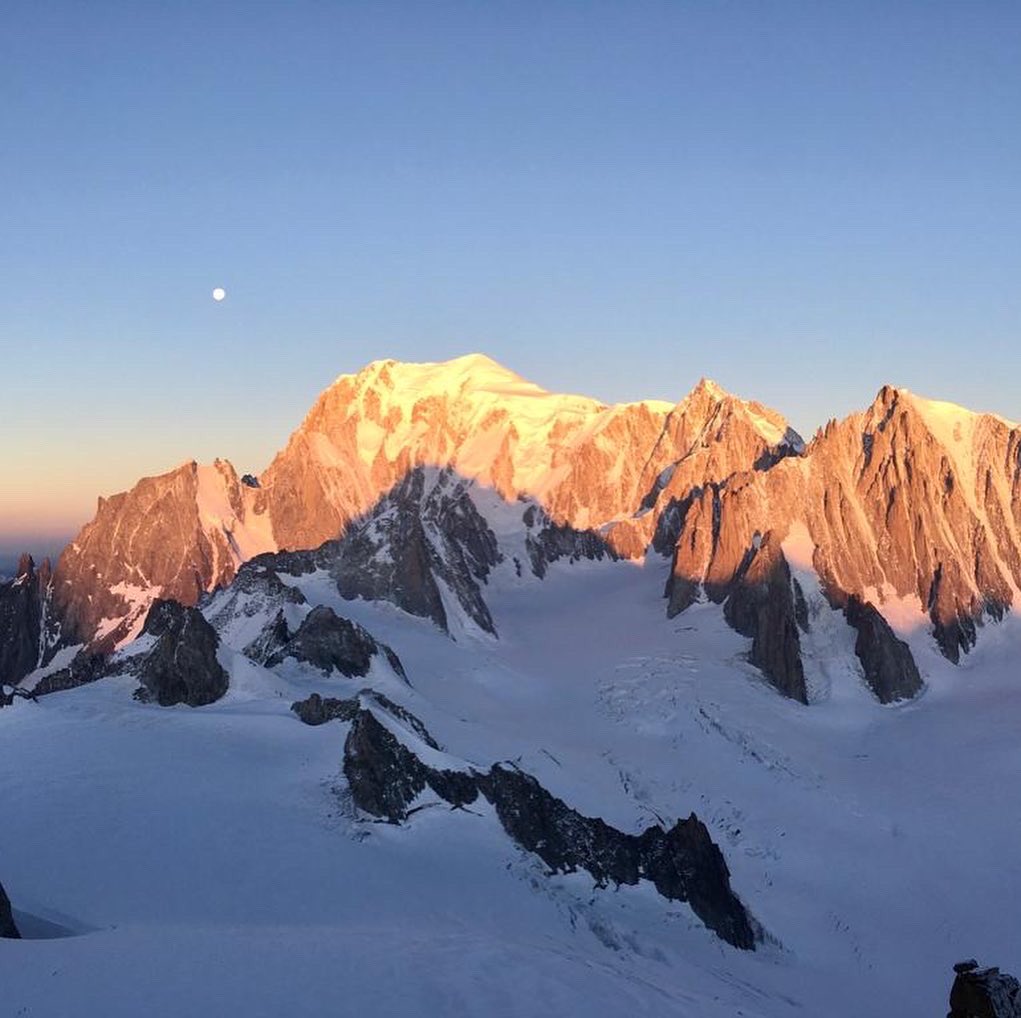 IcicleUK's tweet photo. Summit of Dent du Géant 4013m 🏔❄️🇫🇷⛏🇮🇹👍as pre-Matterhorn training yesterday. Great photos from IFMGA guide Lluc, guiding Lee &amp; Chris, especially the shot of the moon over Mont Blanc at sunrise! https://t.co/Gv8Gpw8D0o #climbing #chamonix #courmayeur #dentdugeant https://t.co/jakFSYapsi