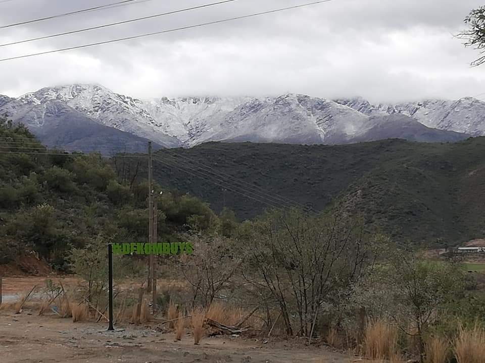 ReenvalIn's tweet photo. Snow on Swartberg mountains near Oudtshoorn 📸 Marietjie Jordaan #itisverycold @SAWeatherServic @afriwx @JoelGuy_ @DieHoorn @AnnetteBotha_WX @debeer_anika @Themeteoguy @SnowReportSA @zarsg @Amorersg @maroelamedia @_ArriveAlive @News24 https://t.co/fgNP00Mpfu
