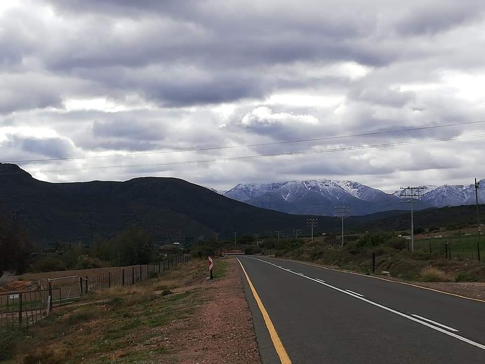 ReenvalIn's tweet photo. Snow on Swartberg mountains near Oudtshoorn 📸 Marietjie Jordaan #itisverycold @SAWeatherServic @afriwx @JoelGuy_ @DieHoorn @AnnetteBotha_WX @debeer_anika @Themeteoguy @SnowReportSA @zarsg @Amorersg @maroelamedia @_ArriveAlive @News24 https://t.co/fgNP00Mpfu