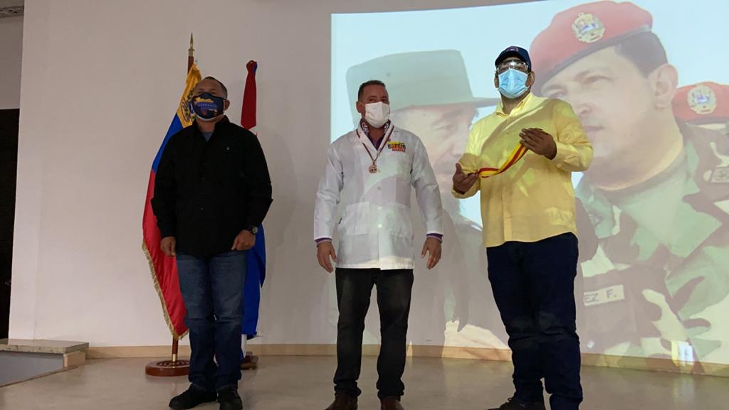 Desde el Altar de la Patria, Ciudad Bolívar solo nos queda decirte doctor <a href="/CamposYainer/">Yainer Peláez Campos</a> muchas gracias por tanto amor hacia los bolivarenses, dos naciones unidas Cuba y Venezuela como lo soñó nuestro Gigante Eterno
#TrabajoYDesarrolloProductivo