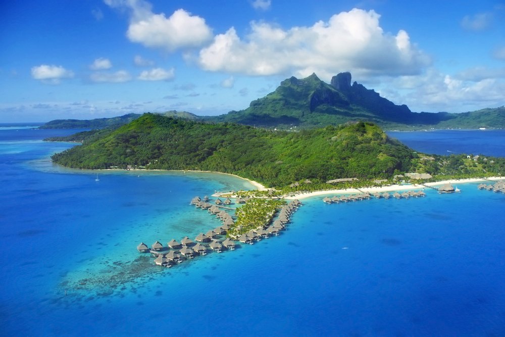 um24_pl's tweet photo. Bora-Bora, wyspa na Oceanie Spokojnym w Polinezji Francuskiej. Na zdjęciach widać najwyższy, chatakterystyczny szczyt - Otemanu, 727 m n.p.m. Jest to część wygasłego wulkanu. 🌋

#borabora #polinezja #polinezjafrancuska #wakacje #egzotyka #urlop #biuropodróży #podróż #podróże https://t.co/l14DaZ8l3m