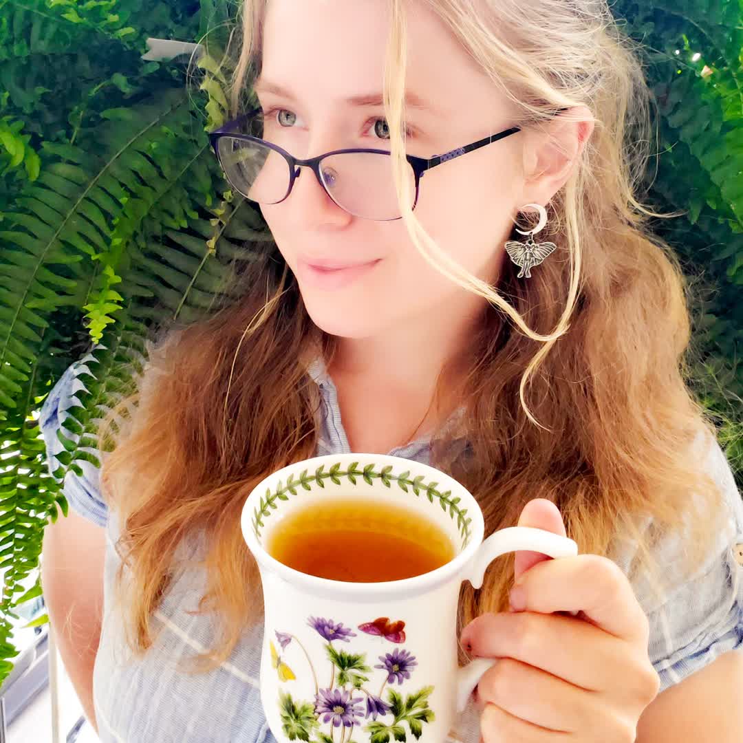 😍A Great Way to Start the Day!😍
∙
Gorgeous Luna Earrings and a Cup of Oolong Tea!
∙
👇Go check out my Earrings in my shop👇
godlynaturesjewelry.com
∙ 
#fantasyjewelry #handmadejewelry #moonjewelry