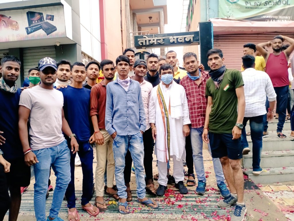 sahaniakash3's tweet photo. श्री निकुल सिंह तोमर कोरोना से जंग जीत कर 
                 बहार आने पर सभी कार्यकर्ताओं ने 
उनका भव्य स्वागत किया और घडी भेट देकर 
             कार्यकर्ताओ ने संकेत दिया घडी का समय आ गया घडी के समय से समय के साथ चलने का प्रयाश जारी रखे समय ही  सही जीने चलने के मायने बताता है https://t.co/eNhuwJW8Pa