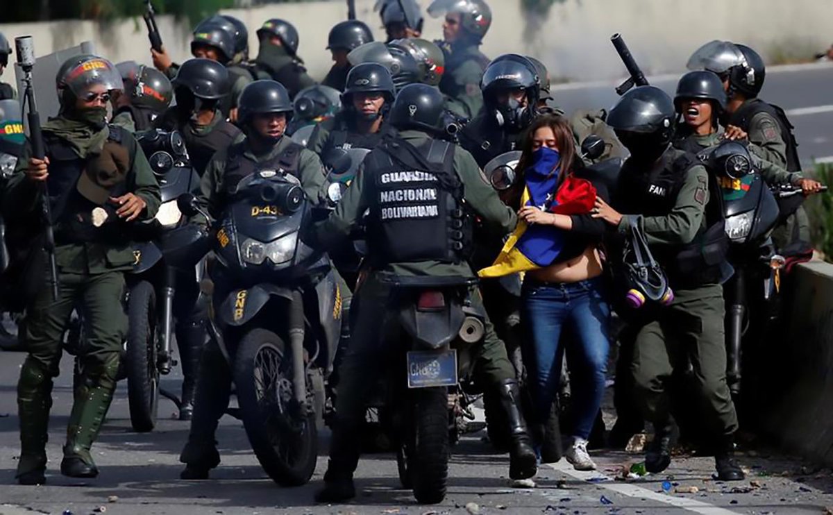 them students between the ages of 15-40 were shot, hurt and killed by Maduro’s dictatorship. Still nobody outside of Venezuela cared. The protests stopped until 2017 when another wave of protests happened, this time with more people and of course with more repression.