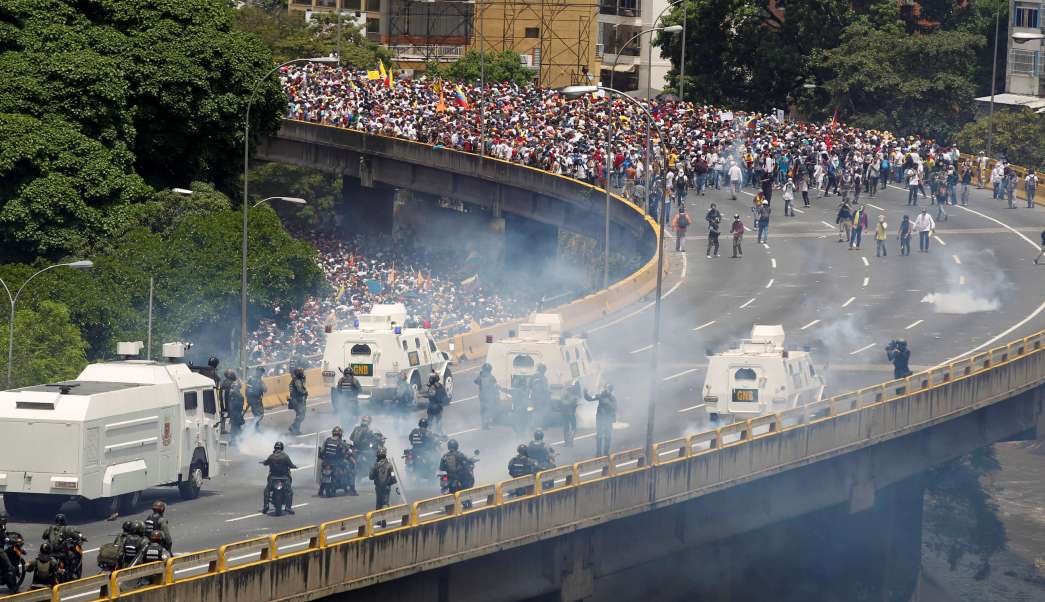 them students between the ages of 15-40 were shot, hurt and killed by Maduro’s dictatorship. Still nobody outside of Venezuela cared. The protests stopped until 2017 when another wave of protests happened, this time with more people and of course with more repression.
