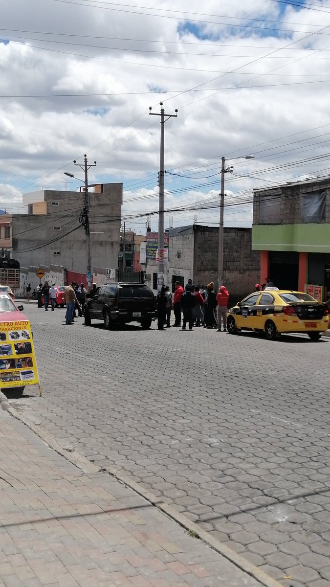Sofia19941's tweet photo. Atención!! @AMTQuito @ECU911_  accidente de tránsito en el sector de Guamaní calle Julián Estrella antes de llegar el mercado.
Exiten aglomeraciones por parte de curiosos https://t.co/HpB8uAA4l7