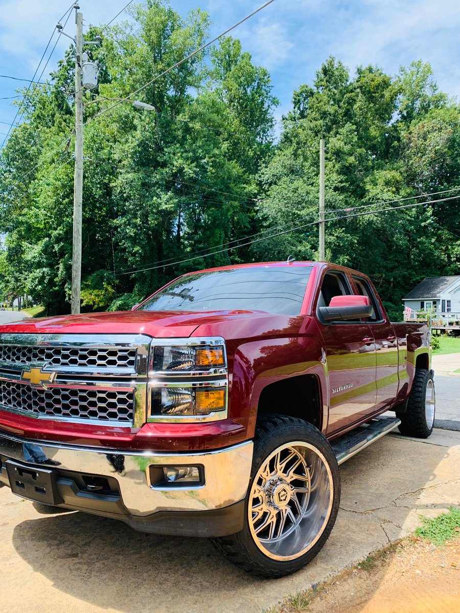 wilfersosa2's tweet photo. La mamalona looking clean 😍
#chevy #silverado #22x12 #33s #tiswheels 
Pc: @_AnalisaaaJ https://t.co/hq7YkcA63z